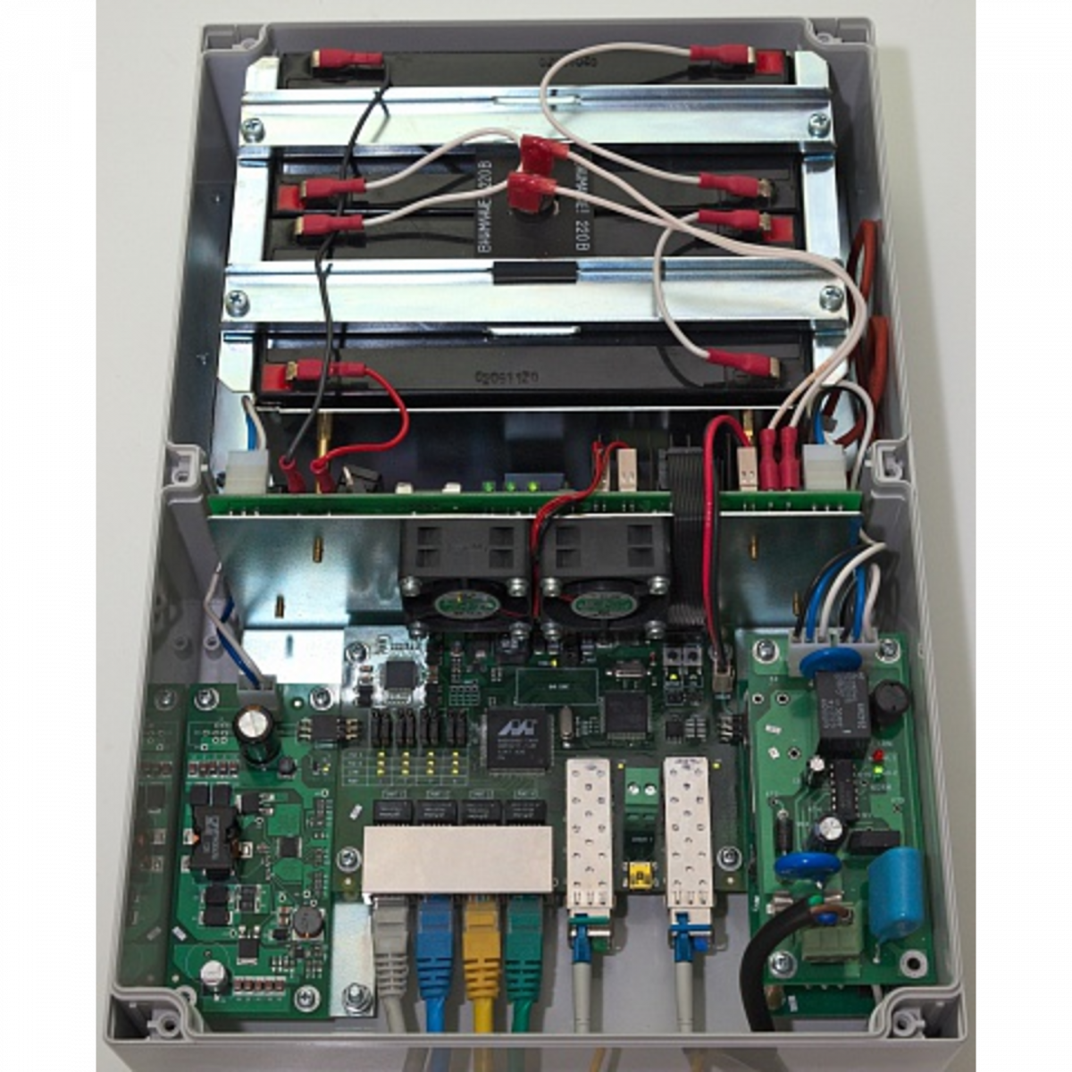 Уличный управляемый PoE коммутатор TFORTIS PSW-2G4F-UPS 4FE PoE +2 GB SFP порта, питание 220В, IP66 c системой бесперебойного питания, 4 АКБ в кмпл